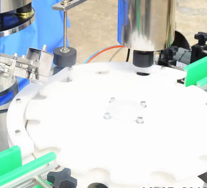 Automatski stroj za punjenje tekućine u staklenoj boci